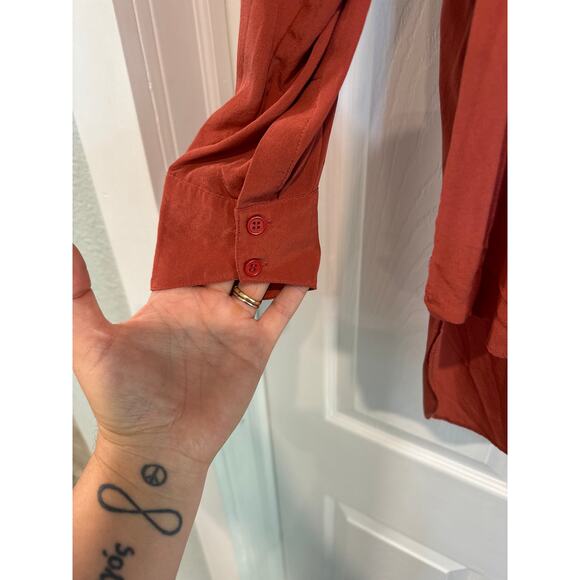 BCBG Maxazria Luxurious100% Silk Blouse Size Medium - Picture 4 of 8